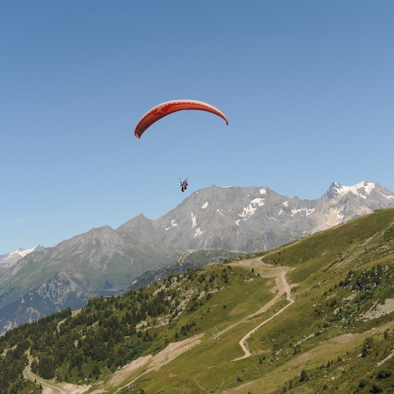 Chalet Jardin d'Angèle | B&B Courchevel paragliding flight