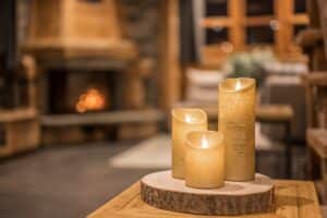 Chalet Jardin d'Angèle | ©Richard Roberts, candle by fireplace