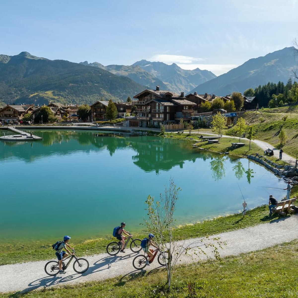 Chalet Jardin d'Angèle | ©InstapadesStudio-VTT, lac et cycliste en montagnes