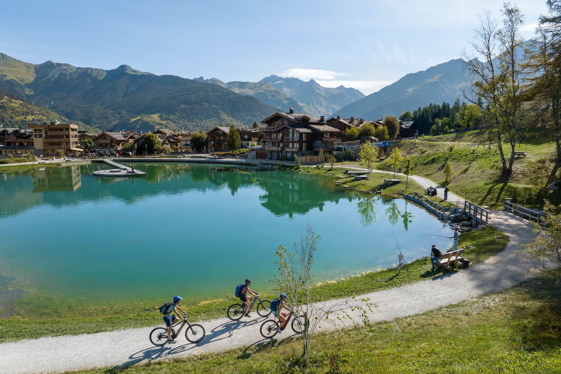 Chalet Jardin d'Angèle | ©InstapadesStudio-VTT, lac et cycliste en montagnes