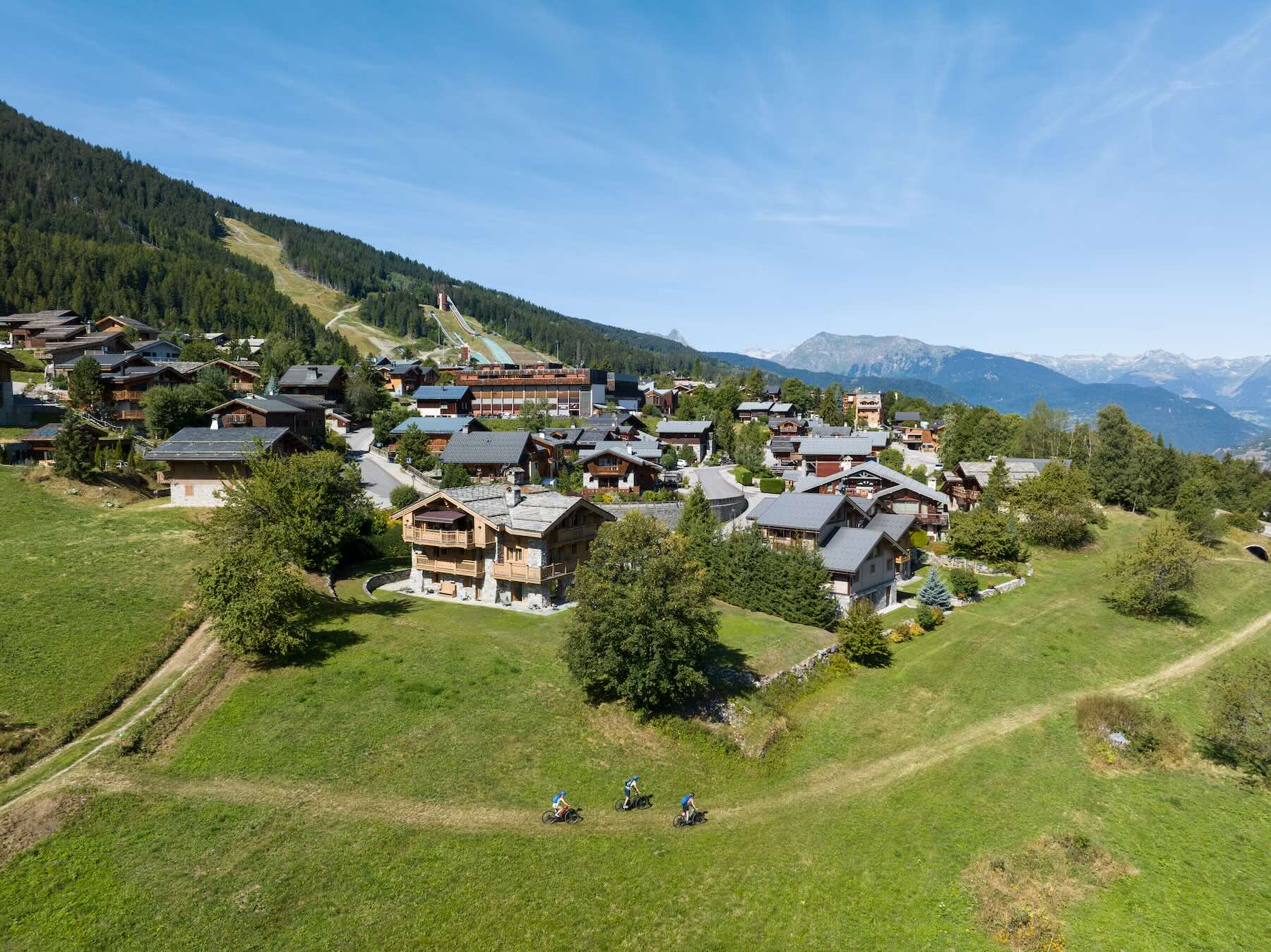 Chalet Jardin d'Angèle | ©InstapadesStudio-VTT, lac et cycliste en montagnes