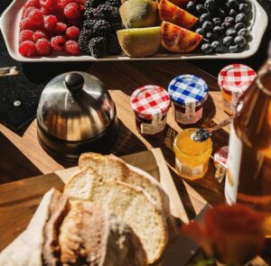 Jardin d'Angèle | ©David André, petit déjeuner avec fruits et confitures