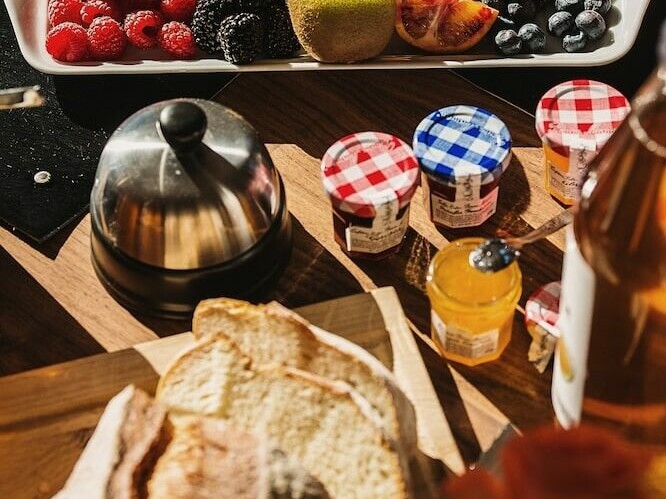 Chalet Jardin d'Angèle | ©David André, petit déjeuner avec fruits et confitures