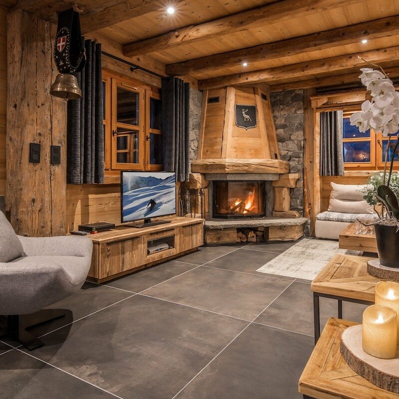 Chalet Jardin d'Angèle | ©Richard Roberts, salon savoyard avec cheminée