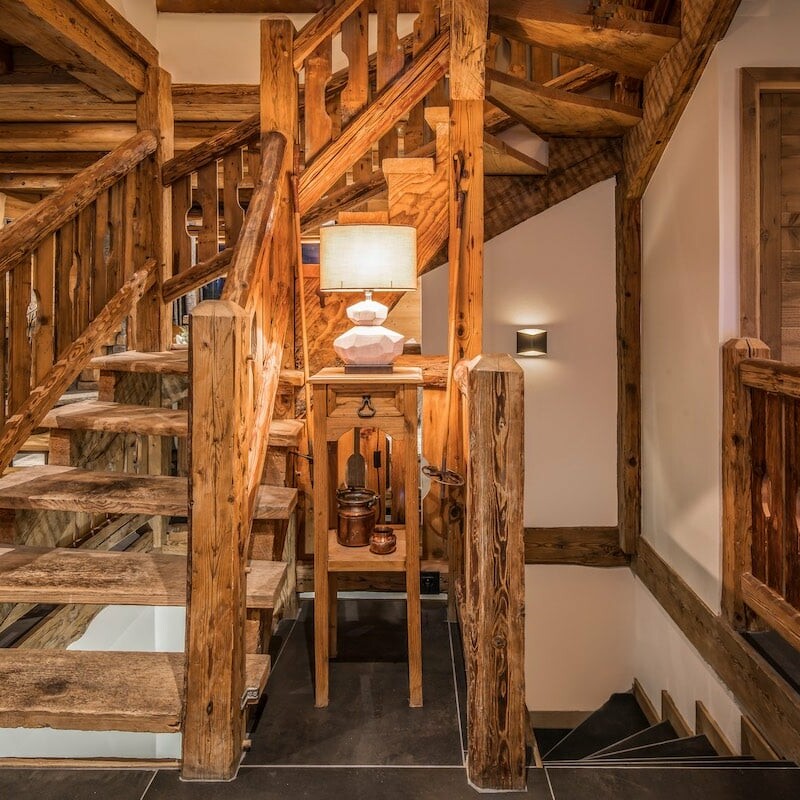 Chalet Jardin d'Angèle | ©Richard Roberts, escalier en vieux bois