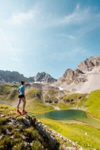 Chalet Jardin d'Angèle | ©Courchevel Toursime, randonnée entre amis vers lac de montagne