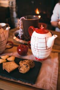 Chalet Jardin d'Angèle | ©David André, white and red teapot