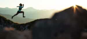 Chalet Jardin d'Angèle | ©Arthur Bertrand, girl running on a mountain