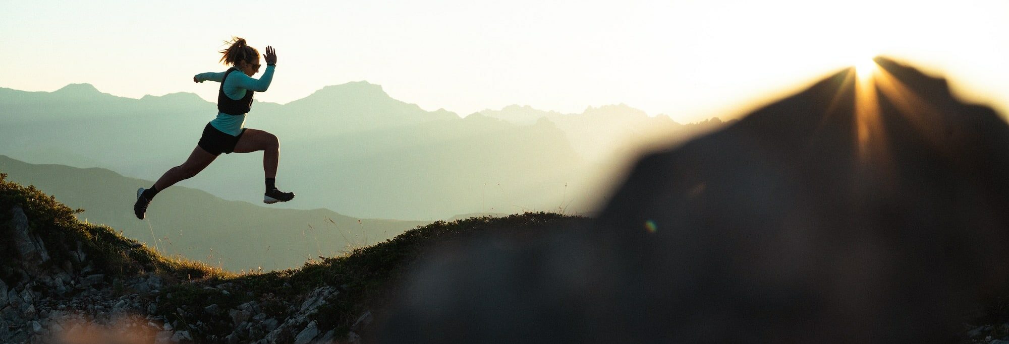 Chalet Jardin d'Angèle | ©Arthur Bertrand, girl running on a mountain
