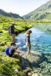 Chalet Jardin d'Angèle | ©petitbivouac.com, hiking with friends mountain lake