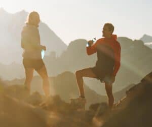 Chalet Jardin d'Angèle | ©Arthur Bertrand, hiking with friends sunset