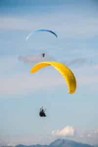 Chalet Jardin d'Angèle | ©Arthur Bertrand, paragliders in the mountains